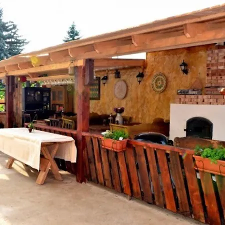 Castle Wellness Bed & Breakfast 3*